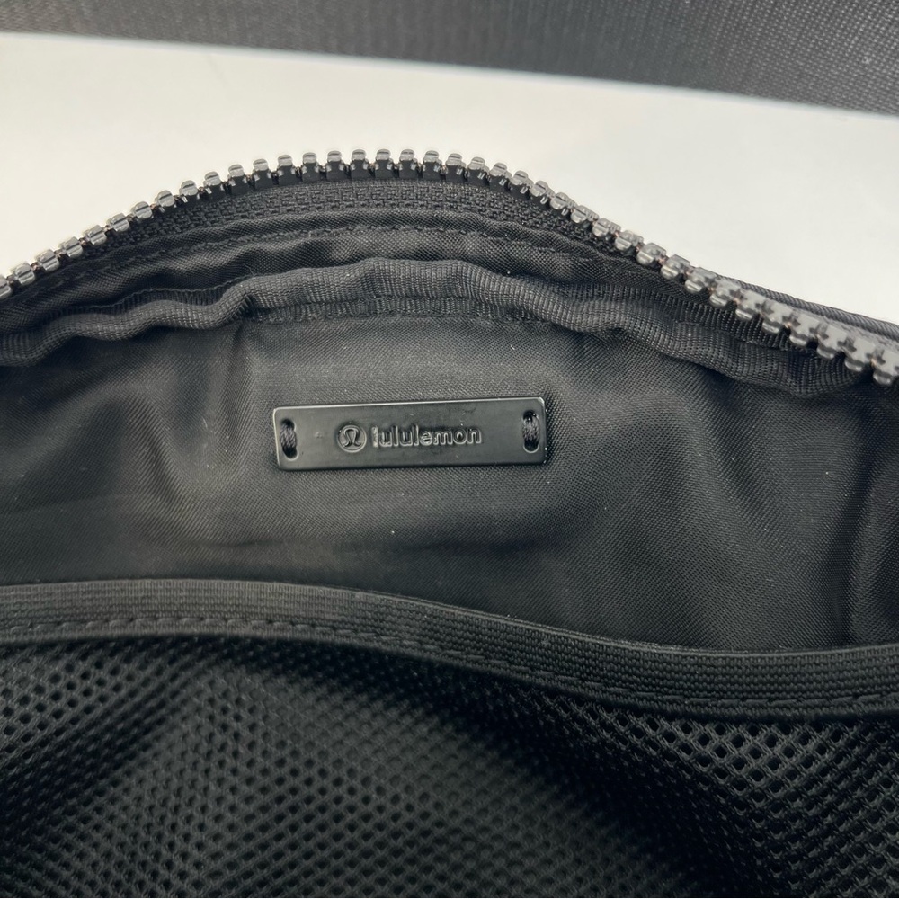 Lululemon RARE OG Everywhere Black Belt Bag Original Version - Picture 9 of 12